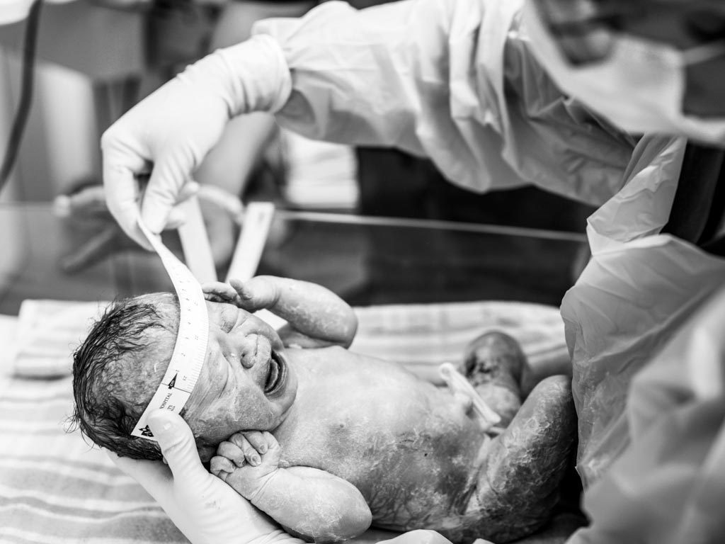 measuring-newborn-after-birth